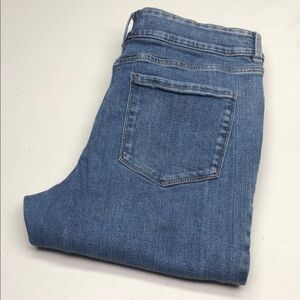 BRODY HIGH-RISE CAPRI JEANS 32x23.5” ⭐️